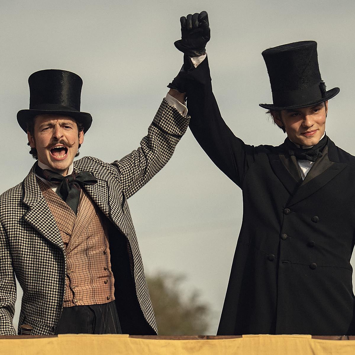 Anthony Boyle, a la izquierda, y Louise Partridge en una imagen de La casa Guinness, la nueva miniserie del creador de Peaky Blinders.