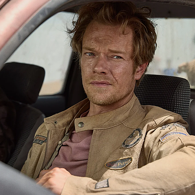 Alex (Alfie Allen) es un traficante de armas que se da de bruces con un peligroso complot nuclear en mitad del desierto.