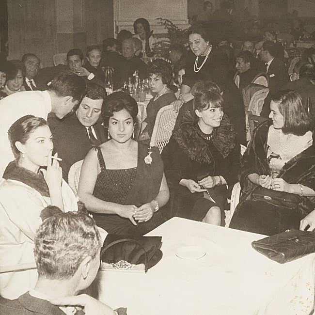 Tras la ceremonia, Lola Flores y sus invitados, entre los que estaba Ava Gardner, en el restaurauante La Pérgola.