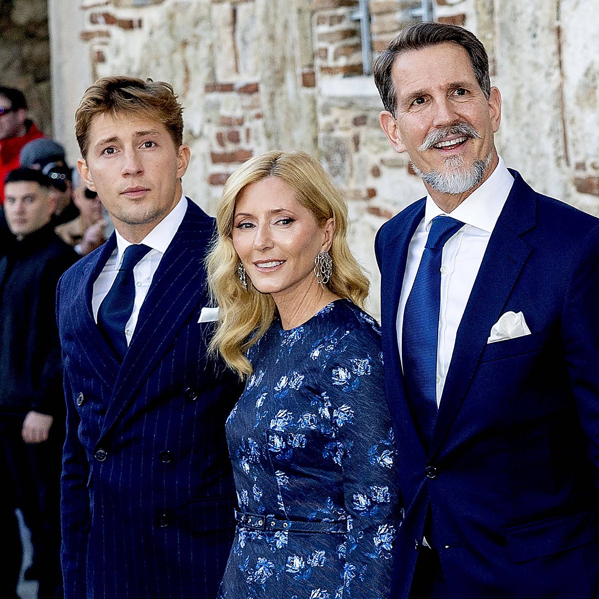 Constantino Alexios de Grecia junto a sus padres en la boda de su tío, el príncipe Nicolás.