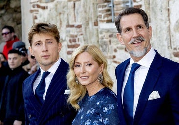 Constantino Alexios de Grecia junto a sus padres en la boda de su tío, el príncipe Nicolás.