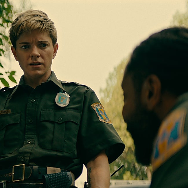 Alex (Mae Martin) y su compañero atendiendo a uno de los jóvenes de la academia que ha conseguido escapar...