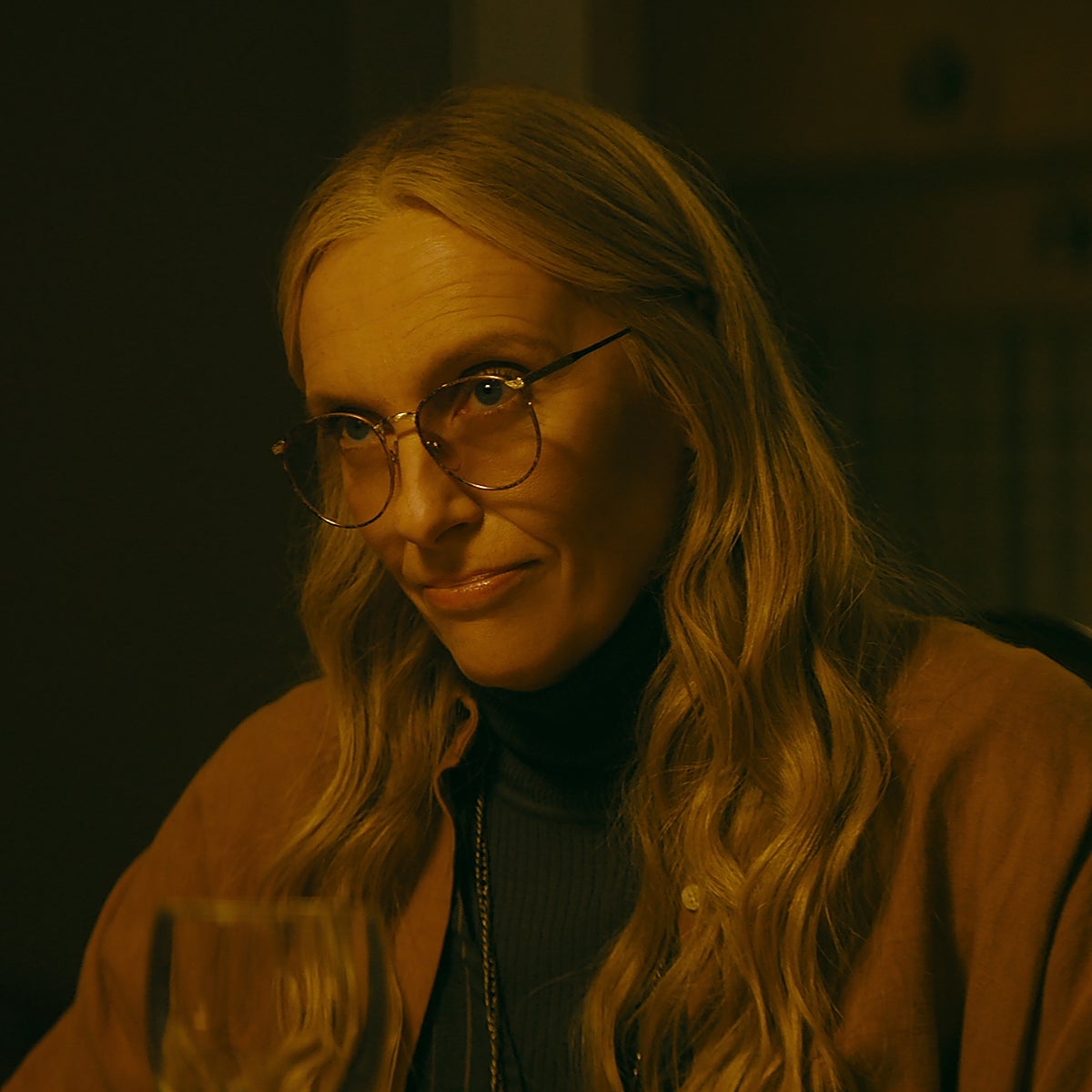 Toni Collette da vida a Evelyn Wade, la inquietante directora de una academia para jóvenes con muchos secretos.