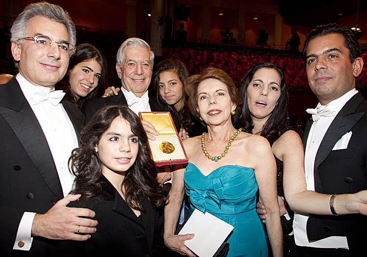 Mario Vargas Llosa, rodeado por su mujer, Patricia, sus hijos, Álvaro, Morgana y Gonzalo, y algunas de sus nietas, en 2010, durante la ceremonia de entrega del Premio Nobel en Estocolmo.