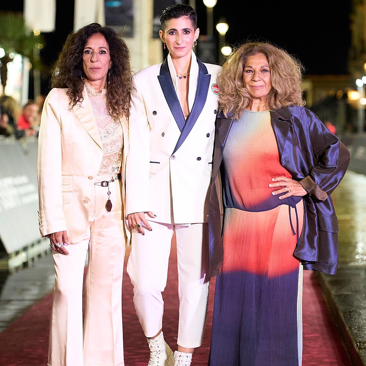 Rosario Flores con Alba y Lolita en el estreno en el Festival de San Sebastián de Flores para Antonio.