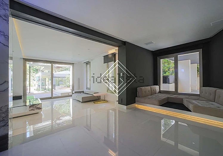 Una de las salas de ocio de la casa que han vendido Sergio Ramos y Pilar Rubio.