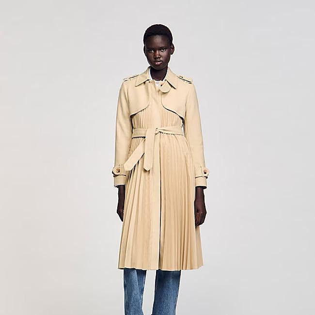 Gabardina plisada con cinturón de Sandro, 525 euros.