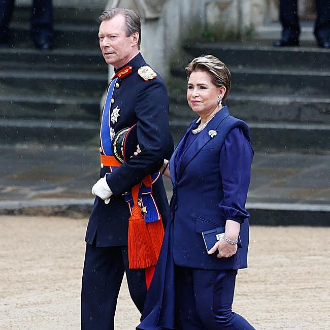 Los grandes duques Enrique de Luxemburgo y María Teresa durante la coronación de Carlos III de Inglaterra.