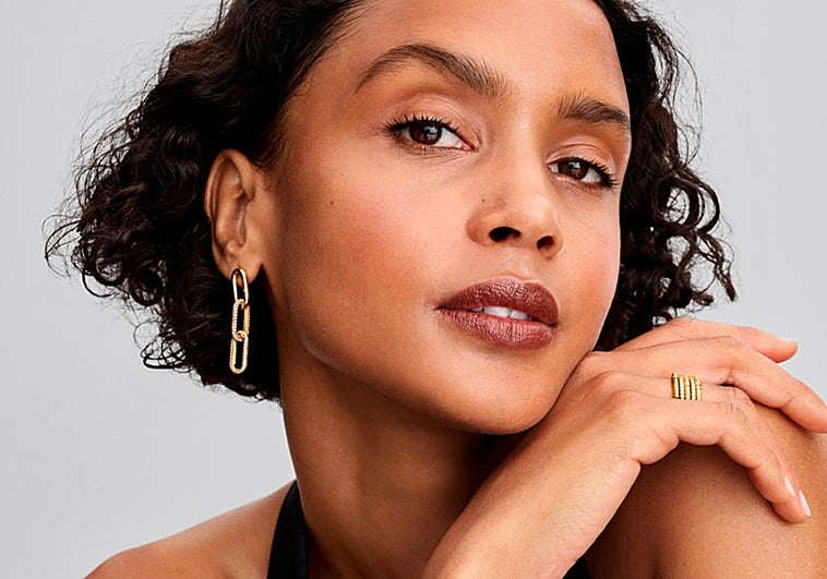 El mix dorado y plateado llega con fuerza en joyería.