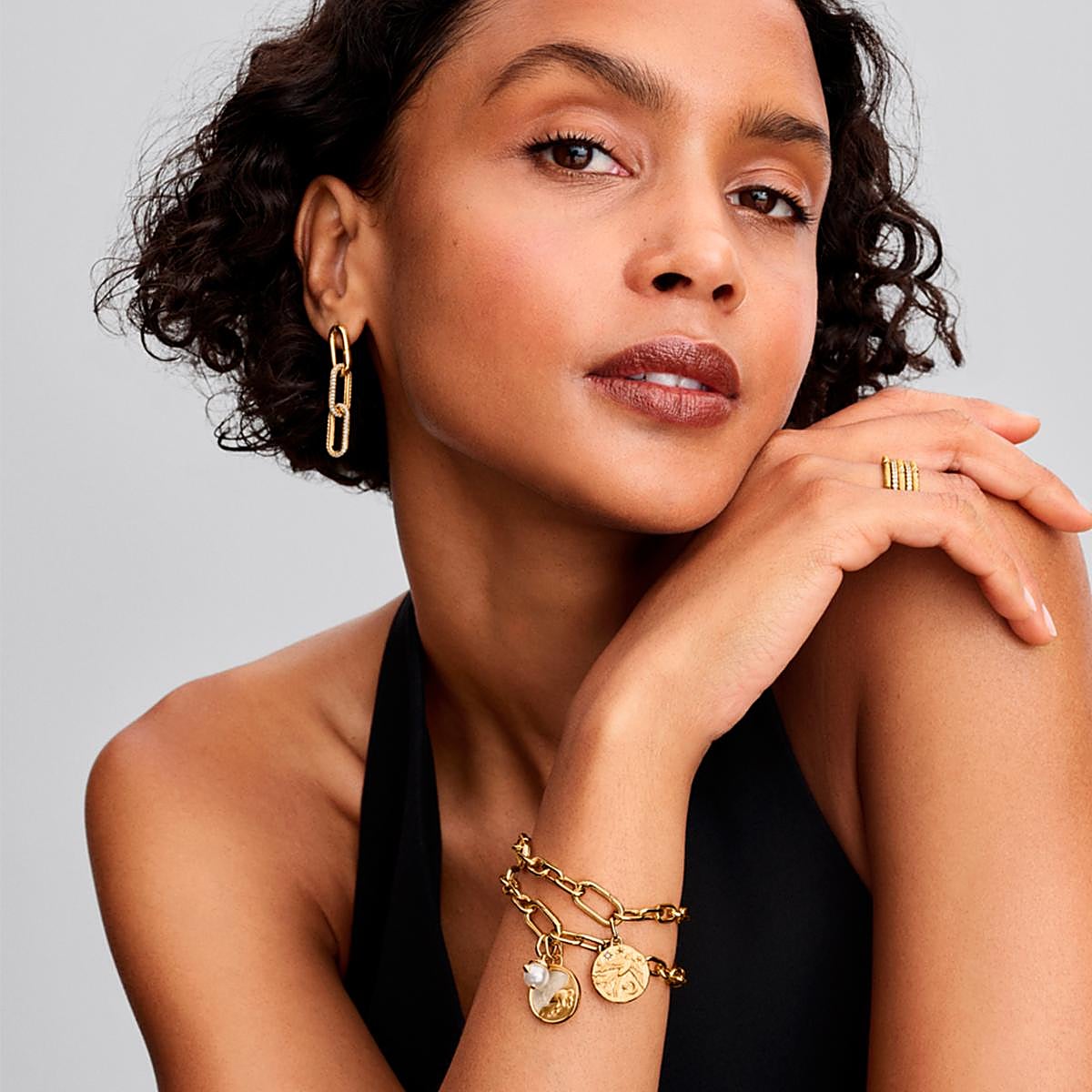 El mix dorado y plateado llega con fuerza en joyería.