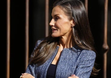 La reina Letizia sorprende en Olite con un look de entretiempo perfecto: repite mocasines azules y una chaqueta original