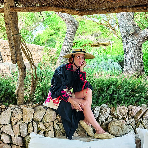 Imagen principal - Blanca Miró en el salón exterior. El jardín es obra de la paisajista francesa Anne Eglise. La piscina exterior a modo de alberca es de agua salada.