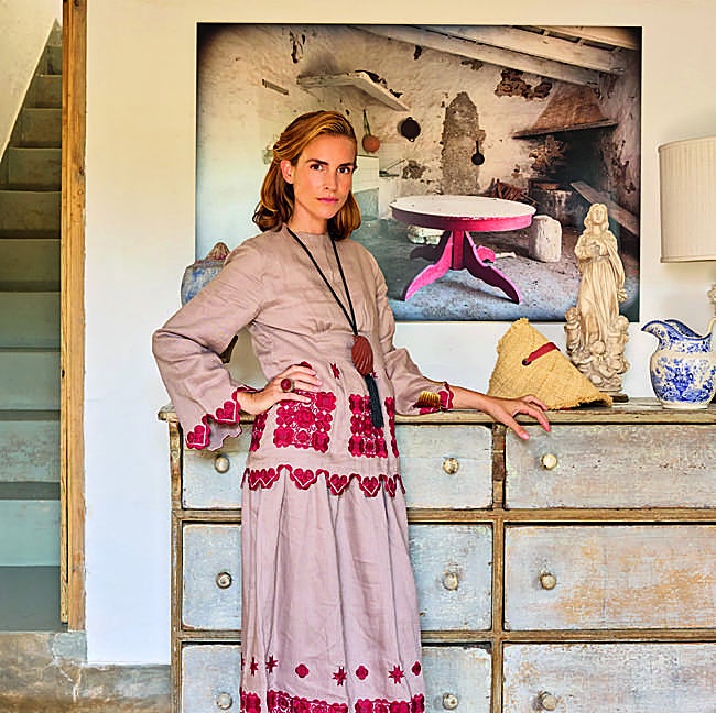 Blanca con vestido ucranio bordado y sombrero de Boba's Menorca. La foto que aparece detrás de ella es de Lluís Real