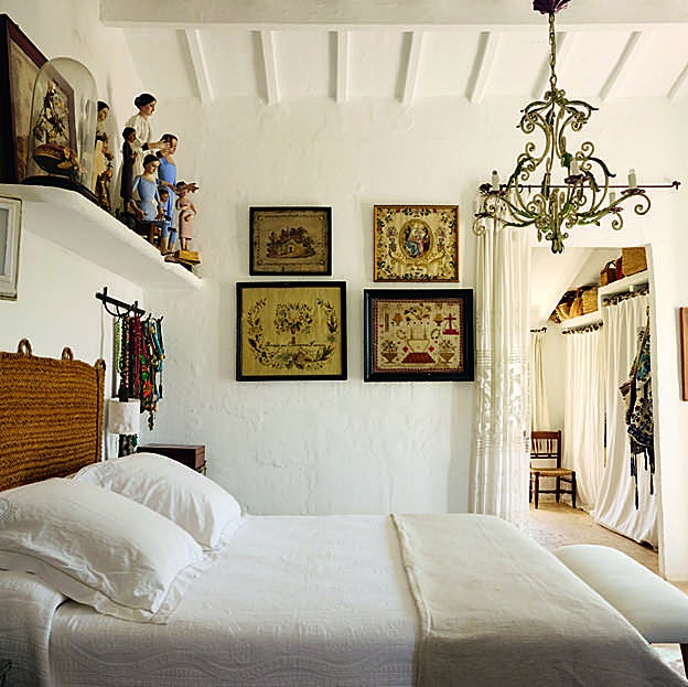 Imagen principal - Arriba, dormitorio con cuadros bordados de Carina Casanovas y colección de figuras de cap i pota, de Antigüedades Pasquin. Abajo a la izquierda, comedor con sillas Bertoia y antiguas francesas de jardín, cuadro de Flora Castiglia, de Escat Gallery, y cerámica de Manises. A la derecha, vista del comedor exterior y del jardín.