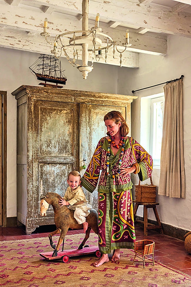 Blanca con su hija Matilda, subida en un caballito antiguo, de Can Sab. El vestido que luce la empresaria, una de las grandes anfitrionas de la isla, es de La DoubleJ.