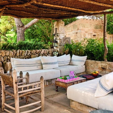 Imagen secundaria 1 - Blanca Miró en el salón exterior. El jardín es obra de la paisajista francesa Anne Eglise. La piscina exterior a modo de alberca es de agua salada.