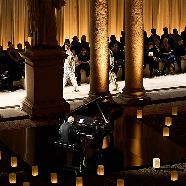 El desfile de Giorgio Armani se celebró en la Pinacoteca de Brera al compás del piano, mientras las modelos caminaban casi como en un reverente cortejo.