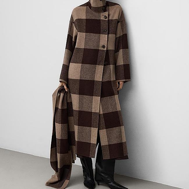 Abrigo de cuadros de Adolfo Domínguez, 399 euros.