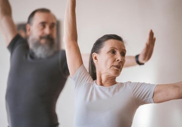 Mujer haciendo ejercicio en casa.