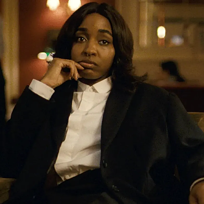 Maggie (Ayo Edebiri) es una estudiante que acusa a un profesor de abusos.