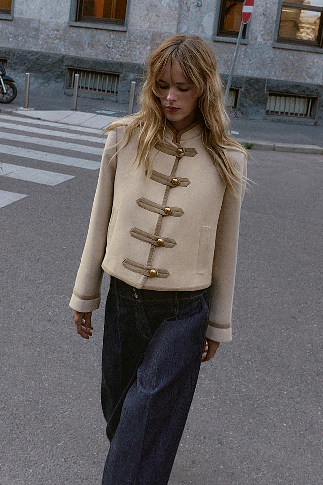 Chaqueta con hombreras de Zara (59,95 euros)