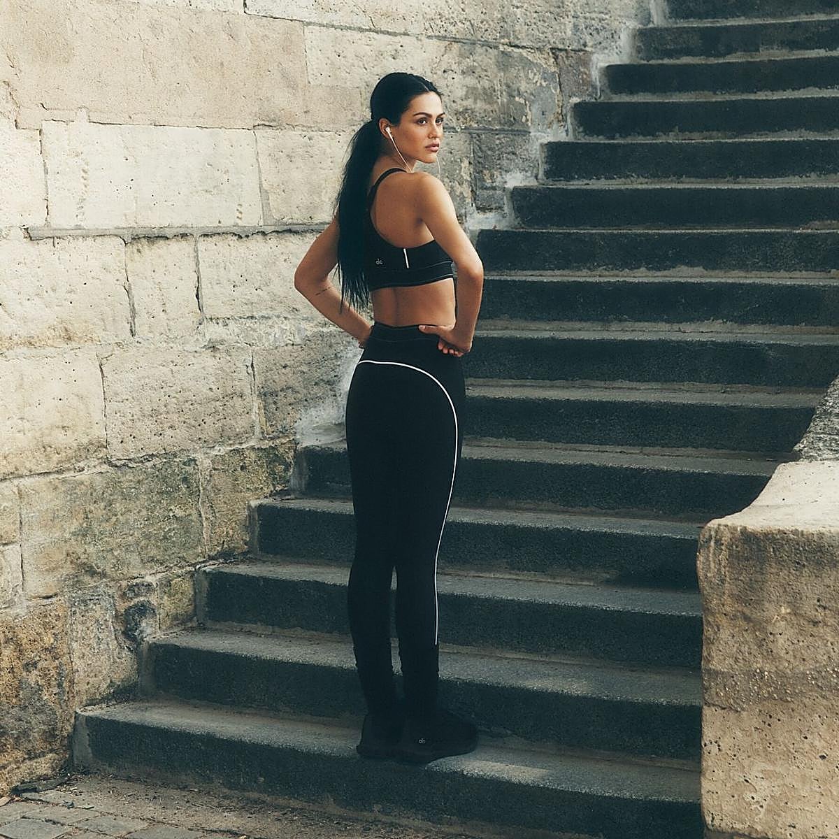 Mujer haciendo ejercicio en la calle.