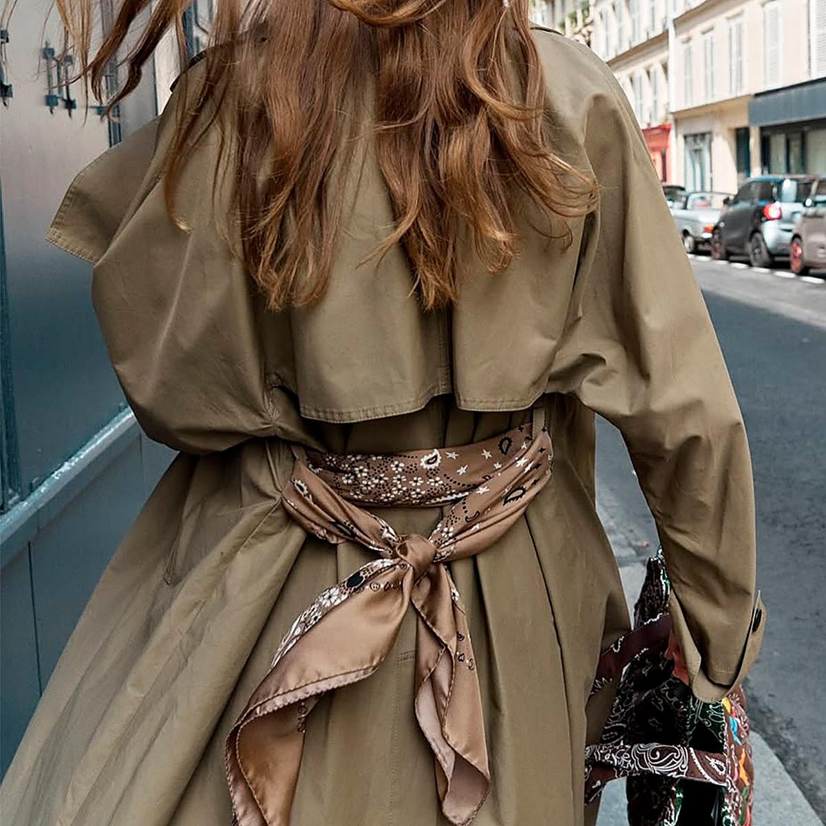 El pañulo ahora se lleva anudada a la gabardina.