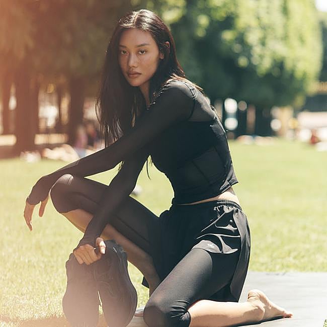 Mujer haciendo ejercicio al aire libre.