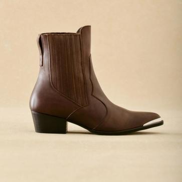 Imagen secundaria 1 - Blusa Dennis (79€)/Botín Valentina Piel Marrón (199€) Vaquero Milano (110€)