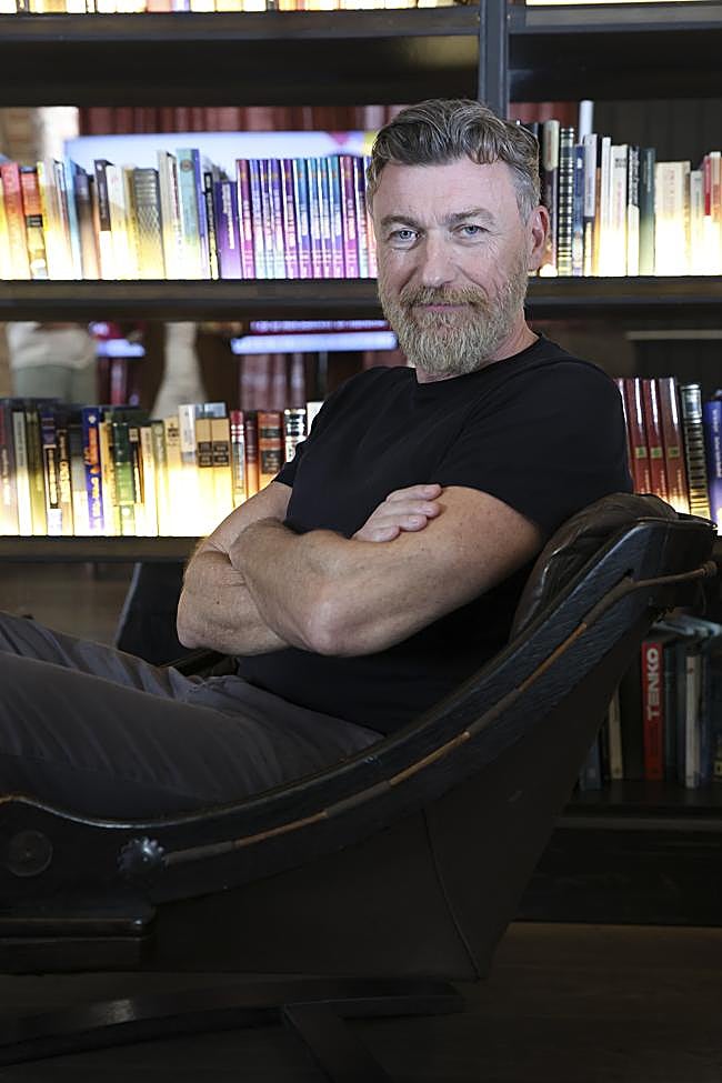 Gavin Bonnar, durante la promoción de su novela, El cuarto poder.