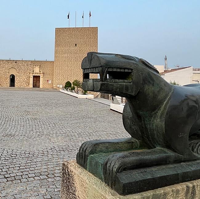 Réplica en bronce de la leona de Baena ubicada en la plaza Palacio de Baena, en Córdoba.