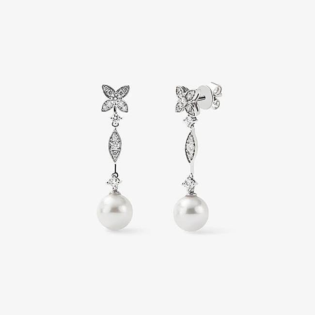 Pendientes de oro blanco de 18K con 28 diamantes en talla brillante con un total de 0,59 cts y 2 perlas akoya de 8,5 mm (3.350€)