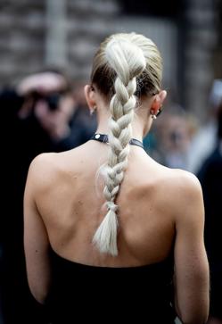 Imagen secundaria 2 - Es malo hacerse la raya del pelo siempre para el mismo lado: los consejos de una dermatóloga