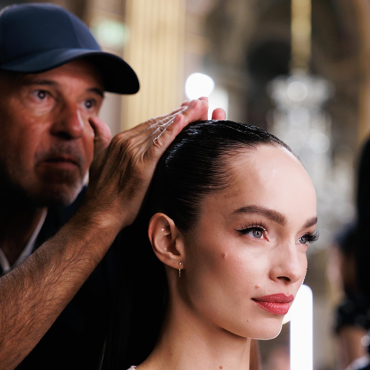 Stephane Lancien peinando a Luma Grothe.