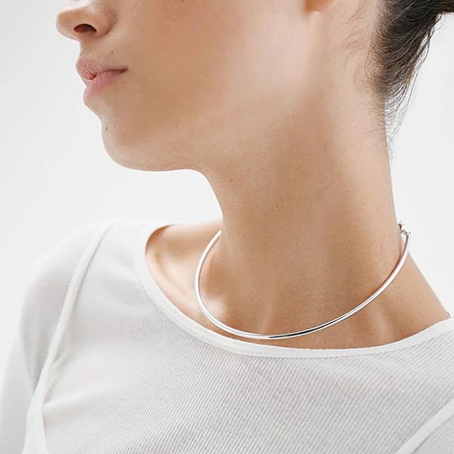 Choker rígido plateado de Aristocrazy.