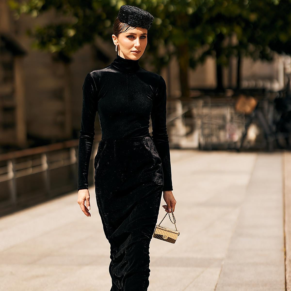 Las faldas de terciopelo son el básico más elegante del otoño y combinan con todo.