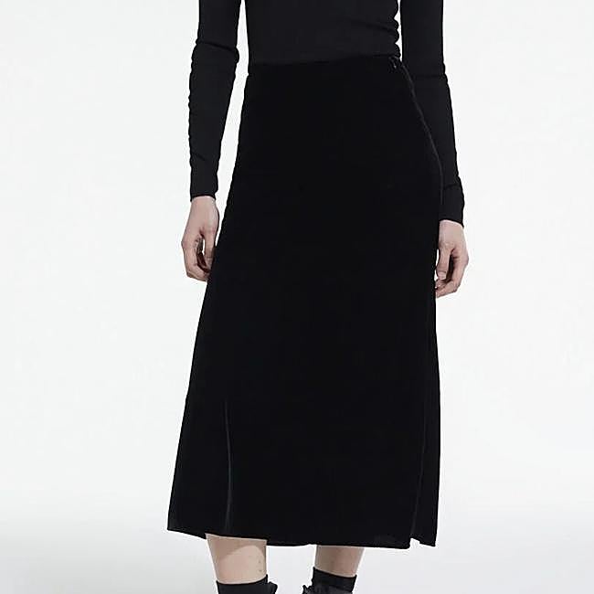 Falda de terciopelo negra de The Kooples, 69 euros.