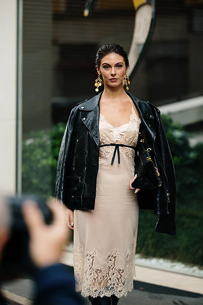 Cómo llevar el vestido lencero en otoño