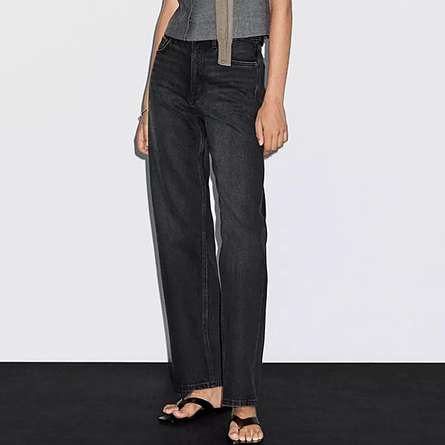 Jeans de tiro alto negros, 49,95 euros.