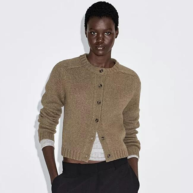 Cárdigan marrón, 69,95 euros.