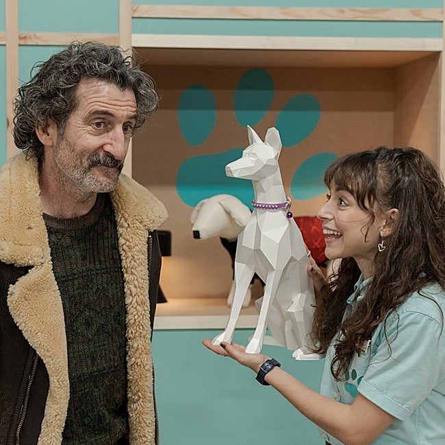 Antón (Luiz Zahera) se ve obligado a irse a trabajar a la tienda de mascotas de su sobrina Uxía (Lucía Caraballo).