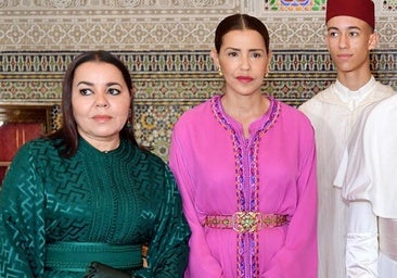 Lalla Asma (izquierda) y Lalla Meryem, junto al Mulay Hassan.