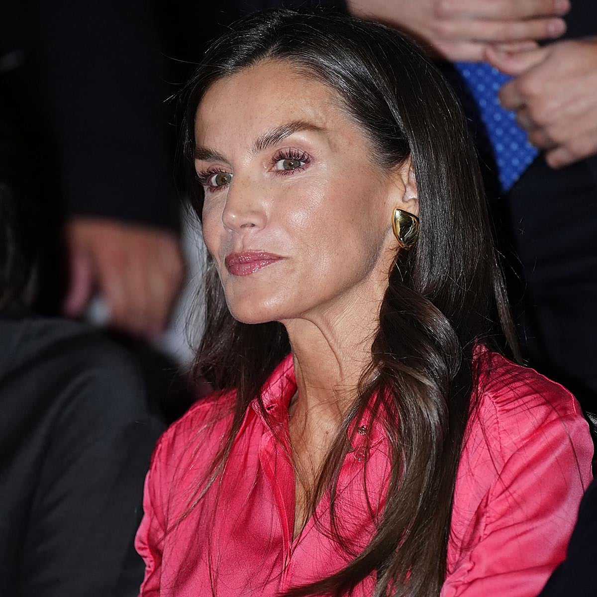 La reina Letizia se viste de rosa en los premios UNICEF 2025: blusa con detalles fruncidos y falda que hace tipazo