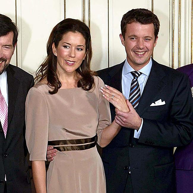Los actuales reyes Mary y Federico de Dinamarca tras anunciar su compromiso en 2003.