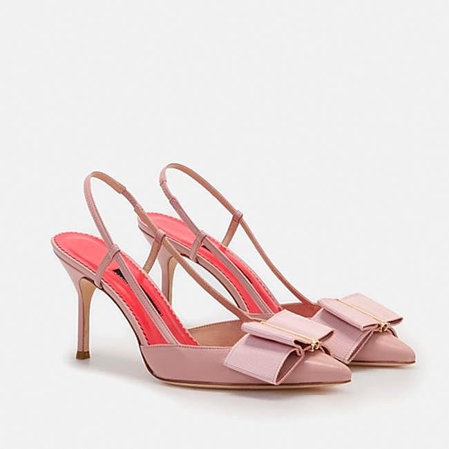 Zapatos de tacón en rosa con lazo de Carolina Herrera.