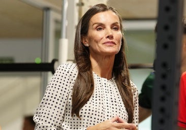 La reina Letizia tiene el look perfecto para el día a día: una blusa viral y los pantalones más cómodos