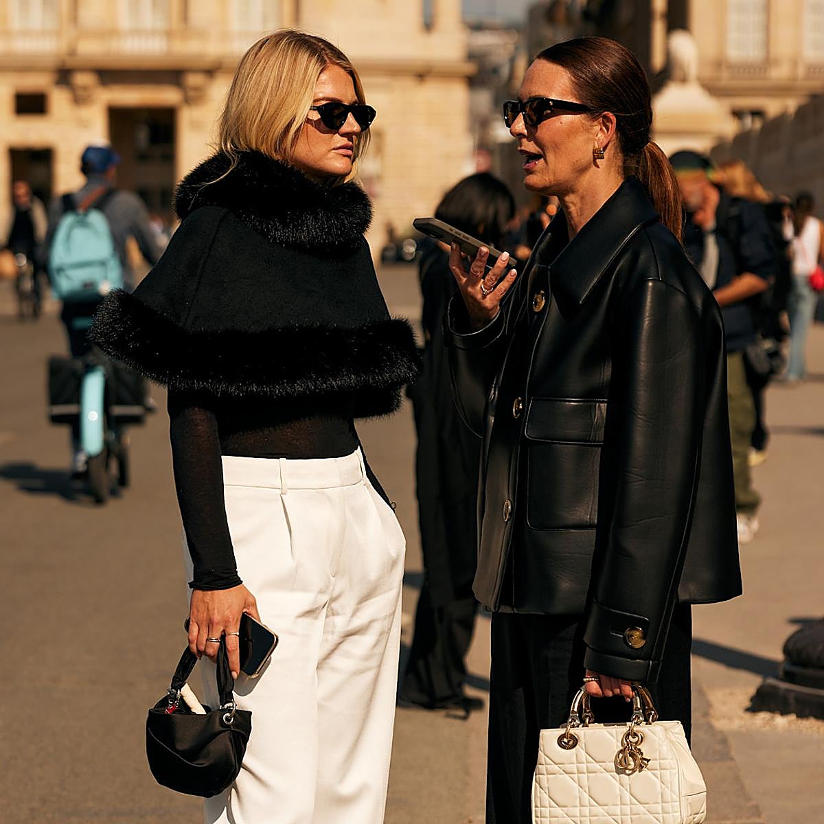 Mujeres en street style, una de ellas con pantalón blanco