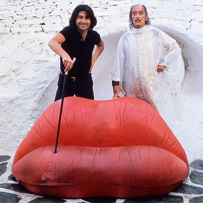 Salvador Dalí y Óscar Tusquets con el sofá Dalilips.