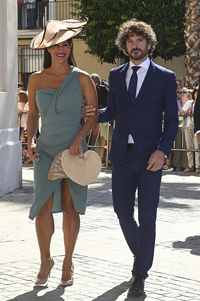 Begoña Villacís con abanico en la entrada a la iglesia.