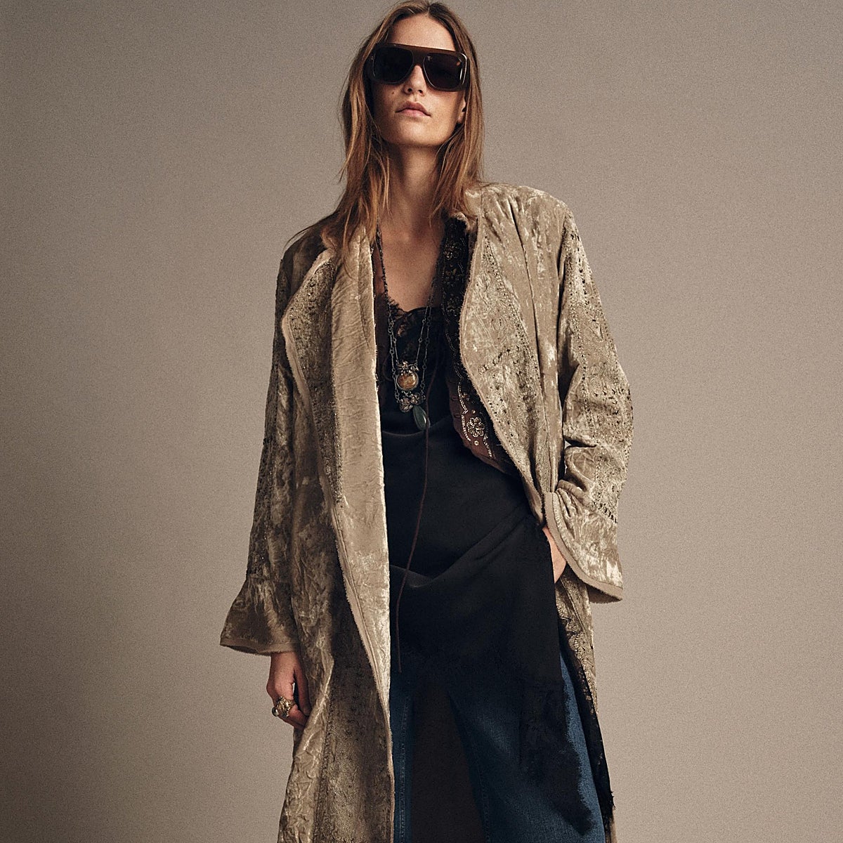 La chaqueta de entretiempo más deseada del momento es la chaqueta de estilo kimono. Llévala con todos tus looks de temporada.